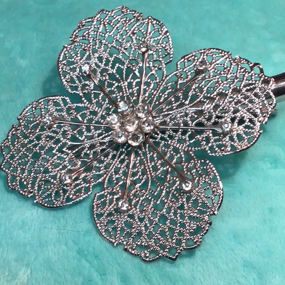 Eye-catchingly attractive 💗hair clip delicate metal lace flower w rhinestones💎